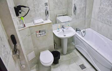 Фото номера Улучшенный двухместный номер с 1 кроватью Отель BANQUETING &amp; GUEST HOUSE ПОМЕСТЬЕ г. Костанай 2